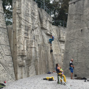 Betonwände mit Slackline