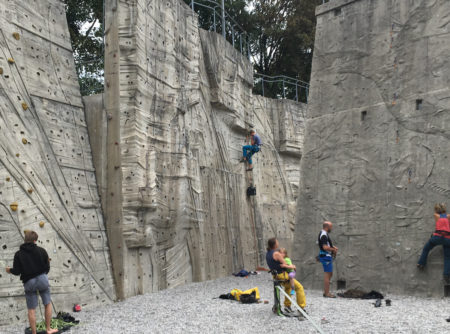 Betonwände mit Turm und Slackline