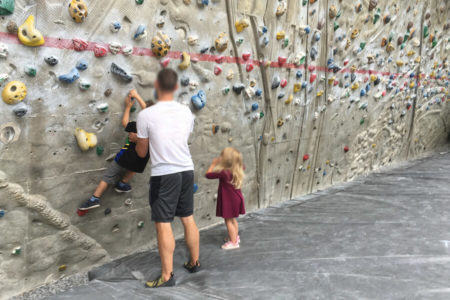 Kinder probieren Bouldern am Schrein