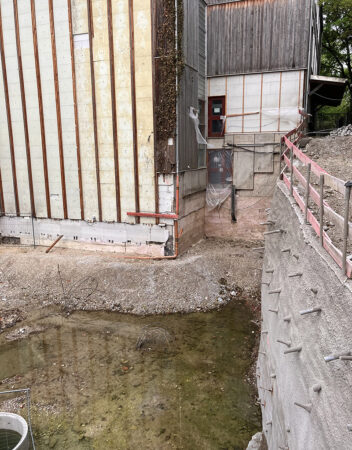 Baugrube - ehemalige Freianlage mit Grundwasser, im Hintergrund die 1. Halle